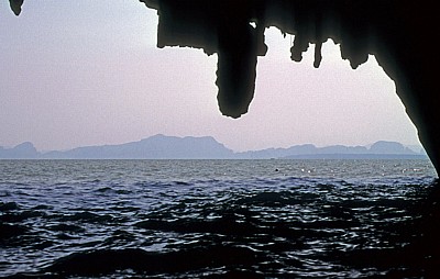 Blick aus der Tham Lawd-Höhle - Phang Nga-Bucht