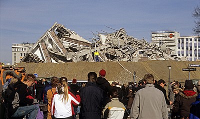 Tegernseer Landstraße (Mittlerer Ring): Überreste des gesprengten Agfa-Hochhauses - München