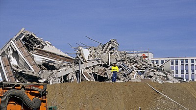Tegernseer Landstraße (Mittlerer Ring): Überreste des gesprengten Agfa-Hochhauses - München