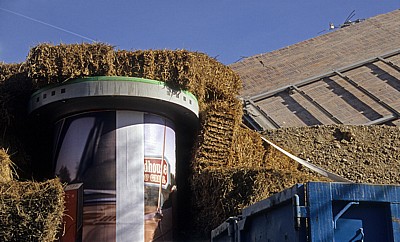 Tegernseer Landstraße (Mittlerer Ring): Zum Schutz vor der Sprengung eingepackte Litfaßsäule - München
