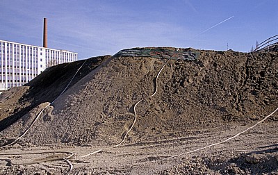 Tegernseer Landstraße (Mittlerer Ring): Für die Sprengung des Agfa-Hochhauses vorbereitete Grube - München