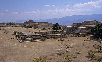 Blick von der Plataforma Norte (Nordplattform): Bauwerk K / System IV - Monte Albán