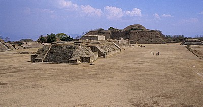 Blick von der Plataforma Norte (Nordplattform): Bauwerke G, H und I - Monte Albán