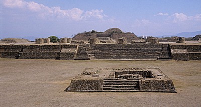 Plataforma Norte (Nordplattform):  Patio hundido mit Altar - Monte Albán