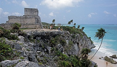 Blick auf die Ausgrabungsstätte direkt am Karibischen Meer - Tulum