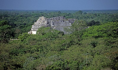 Blick von der Kukulkán-Pyramide: El Caracol (Sternwarte) - Chichén Itzá