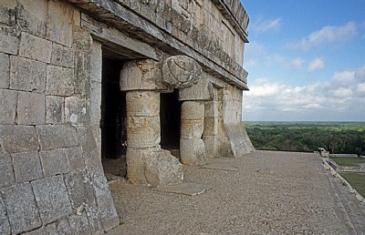 Kukulkán-Pyramide: Eingang des Tempels des Kukulkán - Chichén Itzá