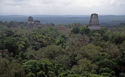 Blick von Tempel IV: (von links) Tempel I, II und III - Tikal