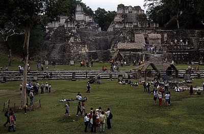 Grand Plaza (Große Plaza) und Acropolis del Norte (Nord-Akropolis) - Tikal