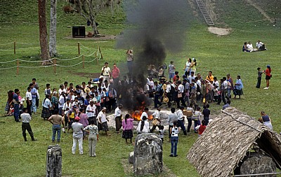 Grand Plaza (Große Plaza): Heiliges Feuer der Maya - Tikal