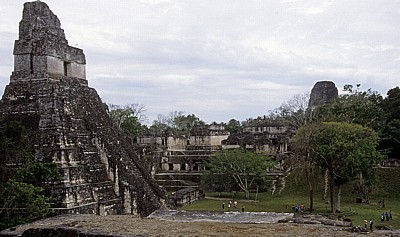 Blick von der Acropolis del Norte (Nord-Akropolis): Acropolis Central (Zentrale Akropolis) - Tikal