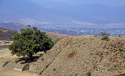 Blick von der Plataforma Sur (Südplattform): Oaxaca - Monte Albán