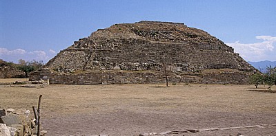 Plataforma Sur (Südplattform): Montículo III (Hügel) - Monte Albán