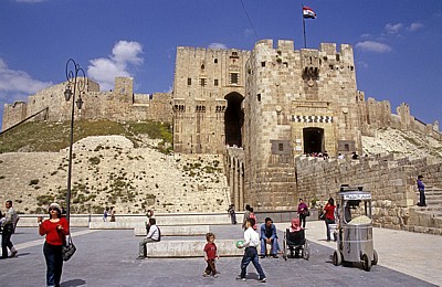 Zitadelle: Unterer Tortum, dahinter der Brückenzugang und der Torbau - Aleppo