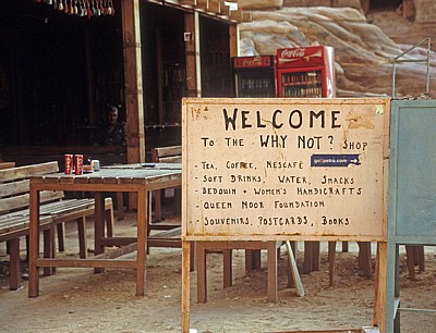 Hinweisschild zum Why Not? Shop - Petra