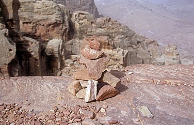 Wadi Farasa: Moderne Steinpyramide - Petra