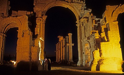Bogentor (Hadrianstor) und Große Kolonnadenstraße - Palmyra