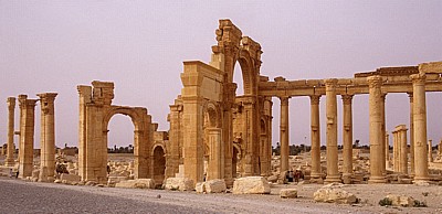 Bogentor (Hadrianstor) und Große Kolonnadenstraße (rechts) - Palmyra