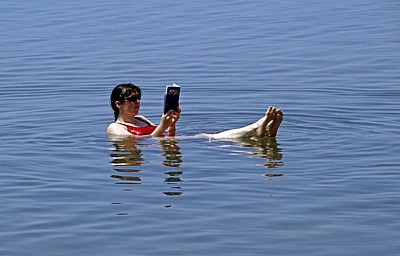 Tatsächlich kann man beim Baden ein Buch lesen - Totes Meer