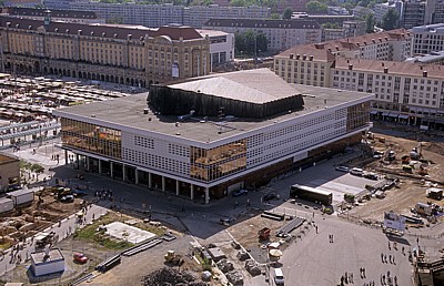 Innere Altstadt: Blick von der Kuppel der Frauenkirche auf den Kulturpalast - Dresden