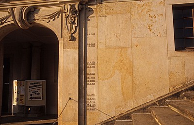 Schloßpark Pillnitz: Wasserpalais - Hochwasserstandsanzeige - Dresden