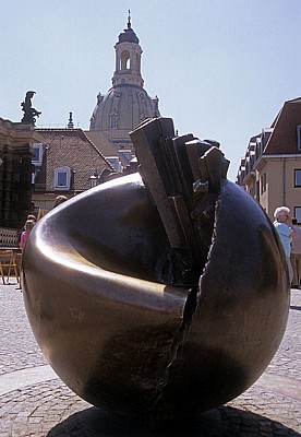 Innere Altstadt: Brühlsche Terrasse - Sieben-Bastionen-Plastik (Vincenz Wanitschke) - Dresden