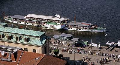 Innere Altstadt: Bick von der Kuppel der Frauenkirche - Ausflugsdampfer auf der Elbe - Dresden