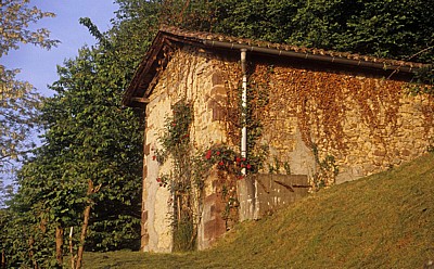 Jakobsweg (Navarrischer Weg): Steinhaus im Morgenlicht - Pyrenäen (F)