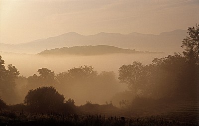 Jakobsweg (Navarrischer Weg): Landschaft im morgendlichen Nebel - Pyrenäen (F)