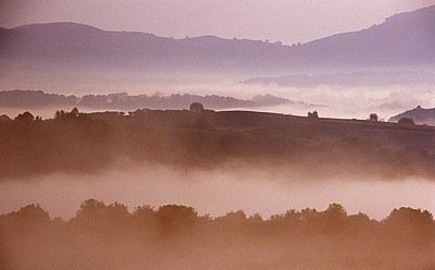 Jakobsweg (Navarrischer Weg): Landschaft im morgendlichen Nebel - Pyrenäen (F)