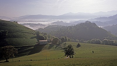 Jakobsweg (Navarrischer Weg): Landschaft im morgendlichen Nebel - Pyrenäen (F)