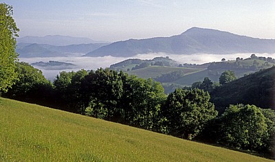 Jakobsweg (Navarrischer Weg): Landschaft im morgendlichen Nebel - Pyrenäen (F)