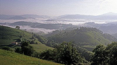 Jakobsweg (Navarrischer Weg): Landschaft im morgendlichen Nebel - Pyrenäen (F)