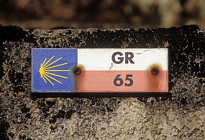 Jakobsweg (Navarrischer Weg): Hinweisschild für den Camino bzw. GR 65 (Gran Recorrido) - Pyrenäen (F)