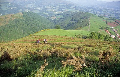 Jakobsweg (Navarrischer Weg): Pilger beim Aufstieg - Pyrenäen (F)
