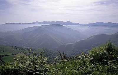 Jakobsweg (Navarrischer Weg): Blick auf die Pyrenäen - Pyrenäen (F)
