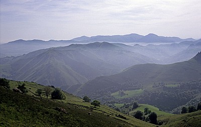 Jakobsweg (Navarrischer Weg): Blick auf die Pyrenäen - Pyrenäen (F)