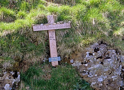 Jakobsweg (Navarrischer Weg): Erinnerungskreuz - Pyrenäen (F)