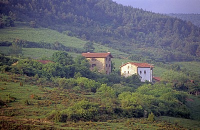 Jakobsweg (Navarrischer Weg): Wohnhäuser  - Navarra