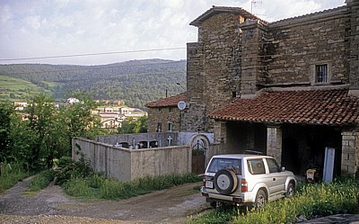 Jakobsweg (Navarrischer Weg): Wohnhaus mit angeschlossenem Friedhof  - Navarra