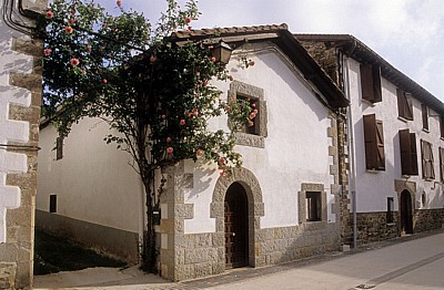 Wohnhaus mit rankenden Rosen  - Larrasoaña
