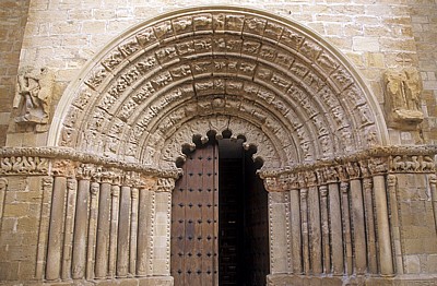 Iglesia Santiago del Mayor (Santiago-Kirche): Hauptportal (Zackenportal)  - Puente la Reina