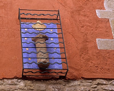 Jakobsmuschel an einer Hauswand - Cirauqui