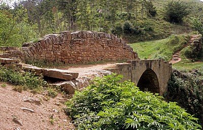 Jakobsweg (Camino Francés): Mittelalterliche Brücke über den Río Salado - Navarra