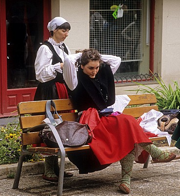 Fest “Virgen del Puy“: Die Tänzerinnen legen ihre Trachten an - Estella