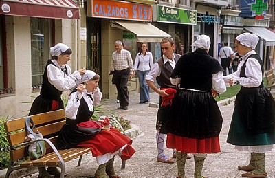 Fest “Virgen del Puy“: Die Tänzer legen ihre Trachten an - Estella