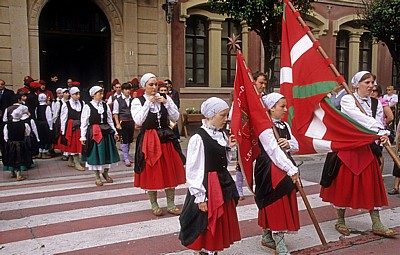 Fest “Virgen del Puy“: Volkstänzer - Estella