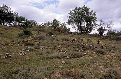 Jakobsweg (Camino Francés): Steinpyramiden zwischen Los Arcos und Sansol - Navarra