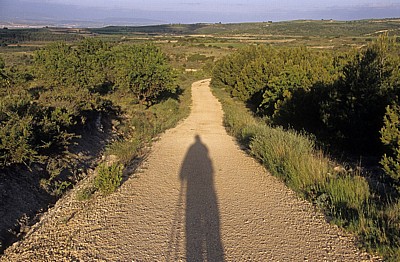 Jakobsweg (Camino Francés): Schatten einer Pilgerin auf dem Weg - Navarra