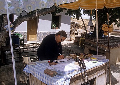 Jakobsweg (Camino Francés): Doña Maria stempelt meinen Pilgerpaß - La Rioja